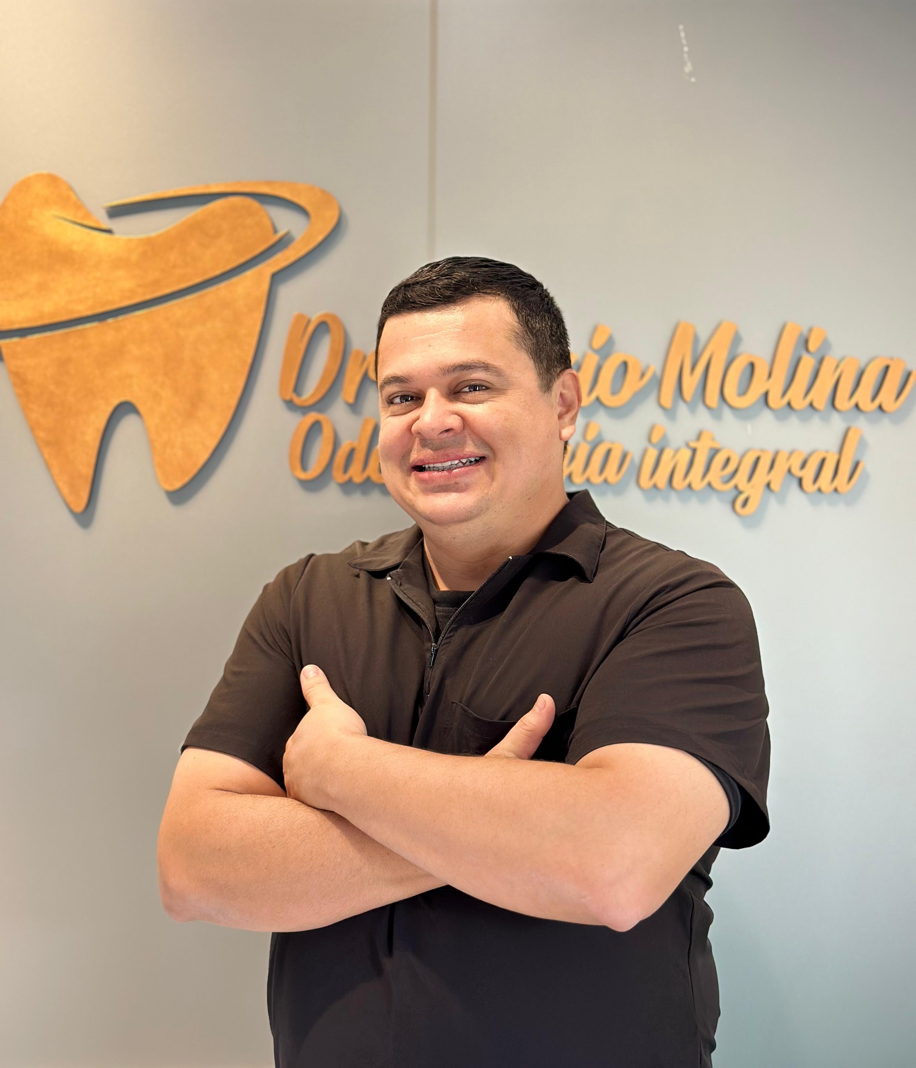 Dr. Mario Molina en su consultorio de Odontología Integral en Cali, Colombia